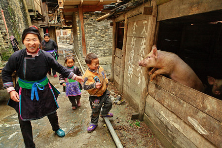 famille de fermiers chinois, se trouve près de la porcherie有孩子的家庭的中国农民，站附近的猪圈.
