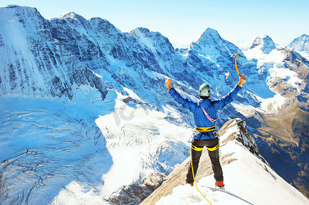极速到达摄影照片_登山者到达山顶。成功, 自由和幸福, 在山里的成就。攀岩运动概念.