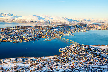 在挪威北部白雪覆盖的城市特罗姆瑟的美丽的冬天风景的上述看法