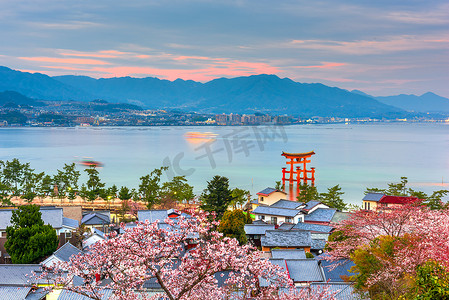 宫岛, 广岛, 日本与寺庙在佐藤内海在黄昏在春天季节.