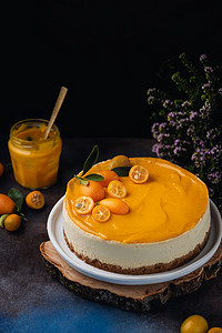 金黄色背景摄影照片_柑橘类芝士蛋糕，带有金黄色背景，深色乡村风味