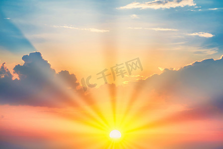 x展架橙色摄影照片_夕阳西下，蓝橙色的天空闪烁着太阳光