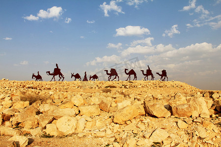 En 阿伏达特国家公园内盖夫沙漠中的骆驼商队