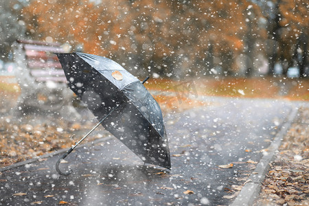 初雪中的秋天公园