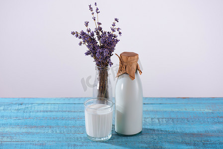 花瓶中的牛奶和薰衣草