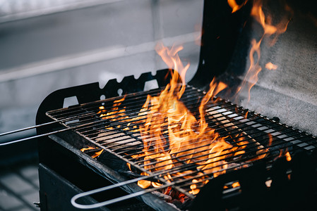 bbq双拼饭摄影照片_燃烧柴火火焰通过 bbq 烤架格栅