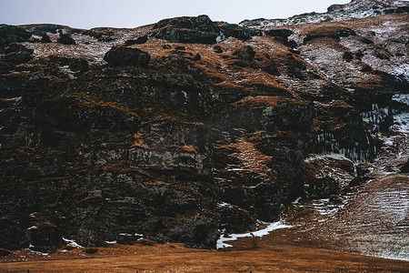 冰岛山区的房子。山里的农场冰岛的观光:高山,火山.野生未触及的自然。乘汽车在欧洲旅行