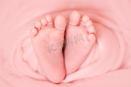 与小脚趾裹在粉红色的纸尿裤，投标新生婴儿脚宏