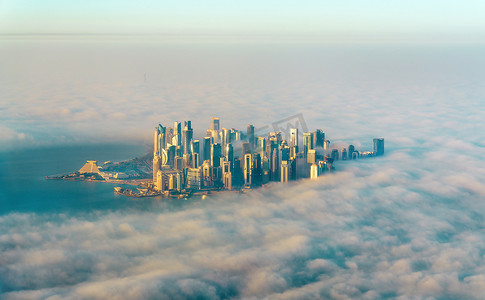 鸟瞰摄影照片_通过晨雾鸟瞰多哈-卡塔尔, 波斯湾