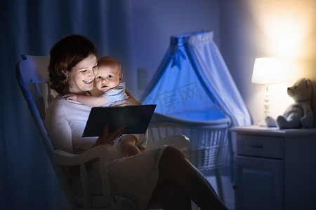 读一本书给小宝宝的母亲