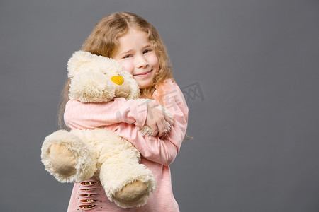 高兴的女孩拥抱她的玩具