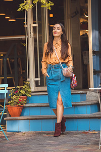 迷人时尚的年轻女子, 时尚手袋走出城市街道咖啡馆