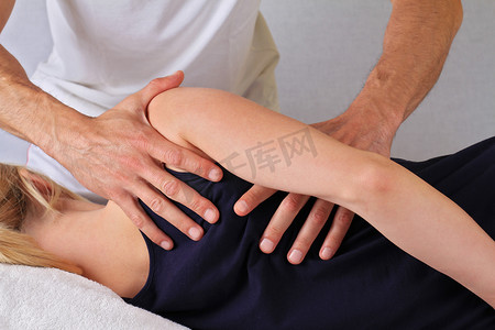 整脊、 骨病、 背操纵。做女人的背上的愈合治疗 otreatment 的治疗师。替代医学，疼痛救济概念