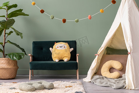 创意时尚摄影照片_创意构图新颖时尚舒适的儿童房室内设计与绿墙，毛绒玩具，小屋，家具和配件。面板地板与明亮的地毯。模板