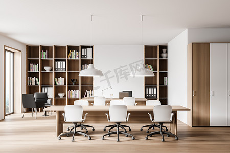 现代会议室的内部，有白色和木制墙壁、木制地板和长长的会议桌。3d渲染