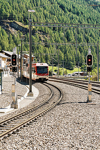 列车在铁路车站在瑞士瓦莱州采尔马特