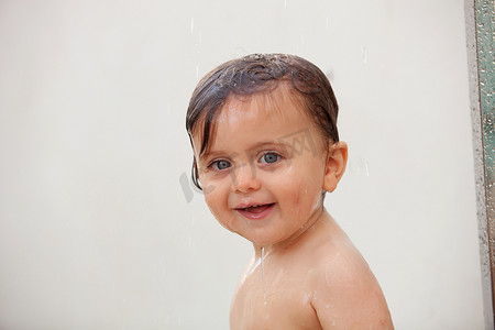 婴儿洗澡摄影照片_有趣的婴儿洗澡池 