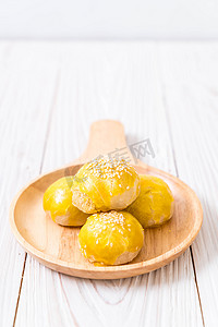 中国糕点或月饼馅的绿豆糊和咸蛋黄-亚洲甜点