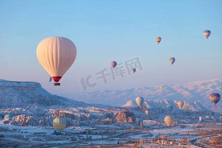 冬季热气球在著名旅游胜地卡帕多西亚上空飞行