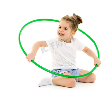 聲波圈圈圖示摄影照片_一个穿着白色T恤的小女孩带着圈圈进行练习.