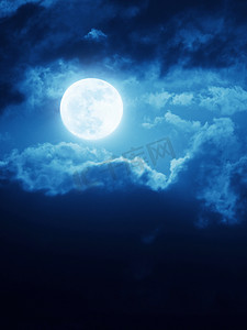 深蓝色汇报摄影照片_戏剧性的月亮背景与深蓝色的黑夜的天空和云