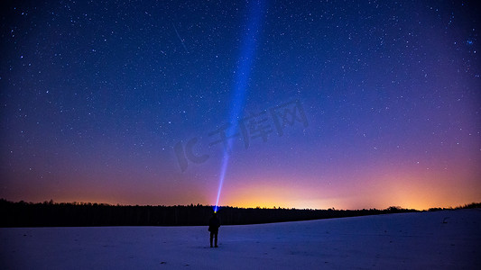 满天星斗的天空和手电筒的人。冬天的夜晚景观.