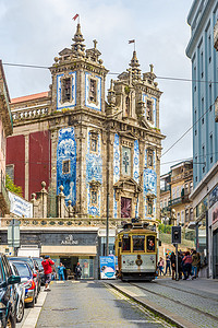 在附近教堂的圣伊尔德丰索-葡萄牙波尔图的街道