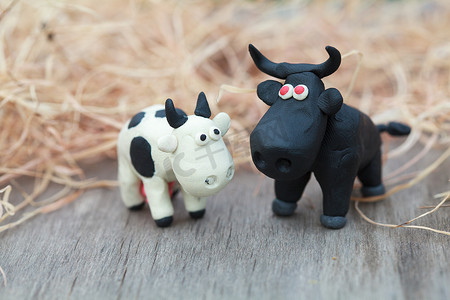橡皮泥世界-小自制的黑白花牛和黑