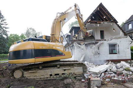 挖掘机拆毁房子
