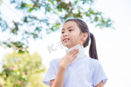 女孩用纸巾擦了擦汗 