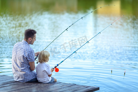 趣味钓鱼摄影照片_爸爸和儿子在湖钓鱼