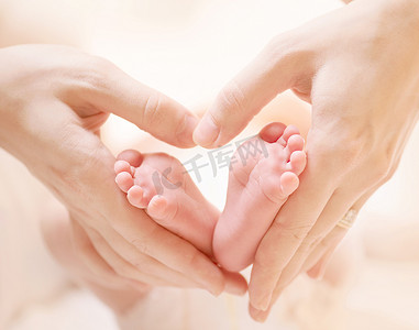 小刚出生的婴儿脚在雌鼠心脏形手特写