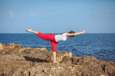 年轻的女人，海边，瑜伽练习
