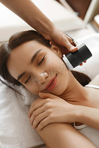 美容仪器摄影照片_脸上皮肤护理。女人在 Spa 美容治疗