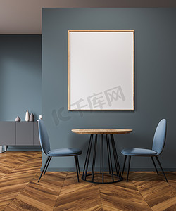 Scandi 风格的客厅内部有灰色的墙壁, 一个木地板, 一张圆桌和两个蓝色的椅子附近。垂直海报框架。3d 渲染模拟