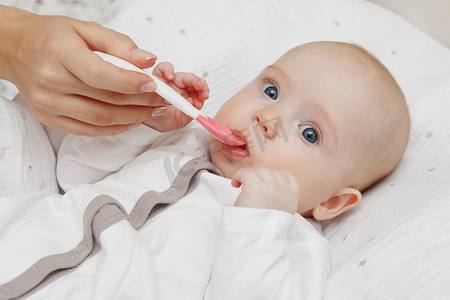 美丽可爱的五个月的女婴吃勺子。健康的食物。产妇护理。育儿。特写.