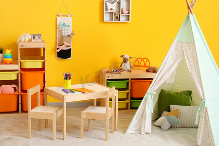 儿童房摄影照片_带有游乐帐篷的现代儿童房的风格别致的内部装饰