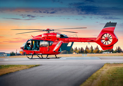 红色直升机。关于空中医疗服务、空中运输、空中救护、快速城市运输或直升机旅游等主题的伟大照片. 