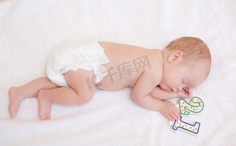 初生婴儿摄影照片_初生婴儿躺在床上
