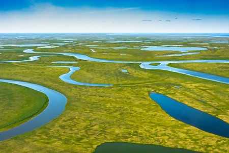 夏天的北极冻土带景观。 河流湖泊北部的植被 从上往下看 气候变化的概念，北极的变暖.