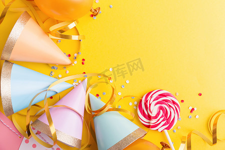 五颜六色的快乐生日派对背景与生日帽子, 五彩纸屑和丝带