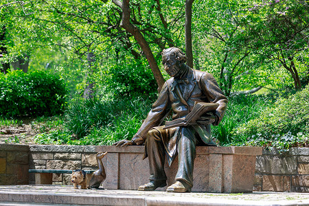 安徒生模板摄影照片_纽约, 美国-2018年5月8日: 安徒生的公共雕塑在中央公园, 纽约市