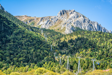 云南香格里拉峰高达45000米，缆车升到山顶