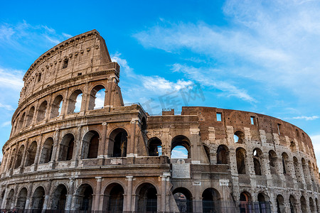 金色圆形摄影照片_大罗马竞技场（Coliseum, Colosseo）的金色日落，也被称为弗拉维安圆形剧场。世界著名的地标。风景秀丽的城市景观.