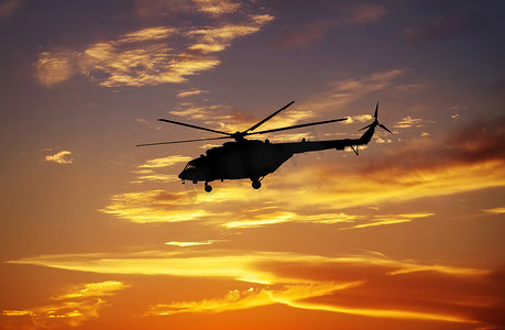 直升机在日落时的画面。直升机在太阳的剪影