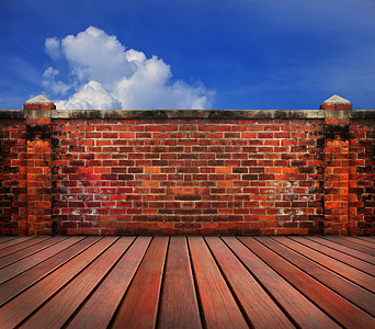 园区供应链摄影照片_旧砖壁木阳台与蓝蓝的天空供应链背景