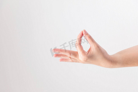 手上，触摸拇指尖和食指一起在白色背景.