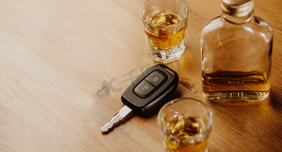 关门的车钥匙和非常浓烈的酒精在桌上，不要酒后驾车的概念