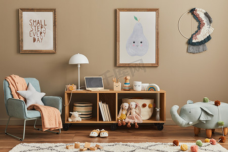 充满玩具、玩具熊、毛绒玩具、薄荷扶手椅、家具、装饰品和儿童用品的时髦丑闻儿童室内。棕色的木制模型把海报框挂在墙上.模板