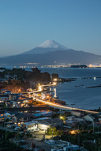 在冬晚的山富士与骏河湾湾的伊豆镇景观.